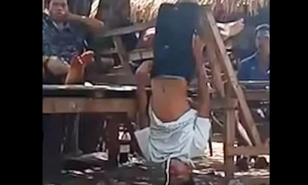 Γονείς κρέμασαν ανάποδα 23χρονο επειδή συγκατοίκησε με την κόρη τους (βίντεο)